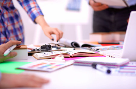 49456681-jóvenes-empresarios-trabajando-en-la-oficina-en-el-nuevo-proyecto